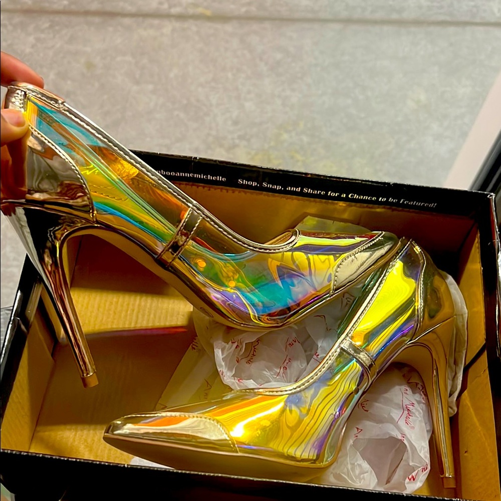 Translucent iridescent pump heel